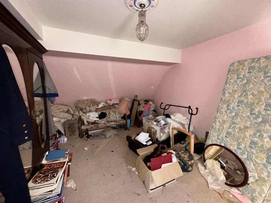 Lot: 227 - THREE-BEDROOM OLD SCHOOL UNIT WITH POTENTIAL - Bedroom Two
